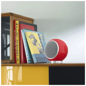Elipson Planet M Rosso laccato su una libreria