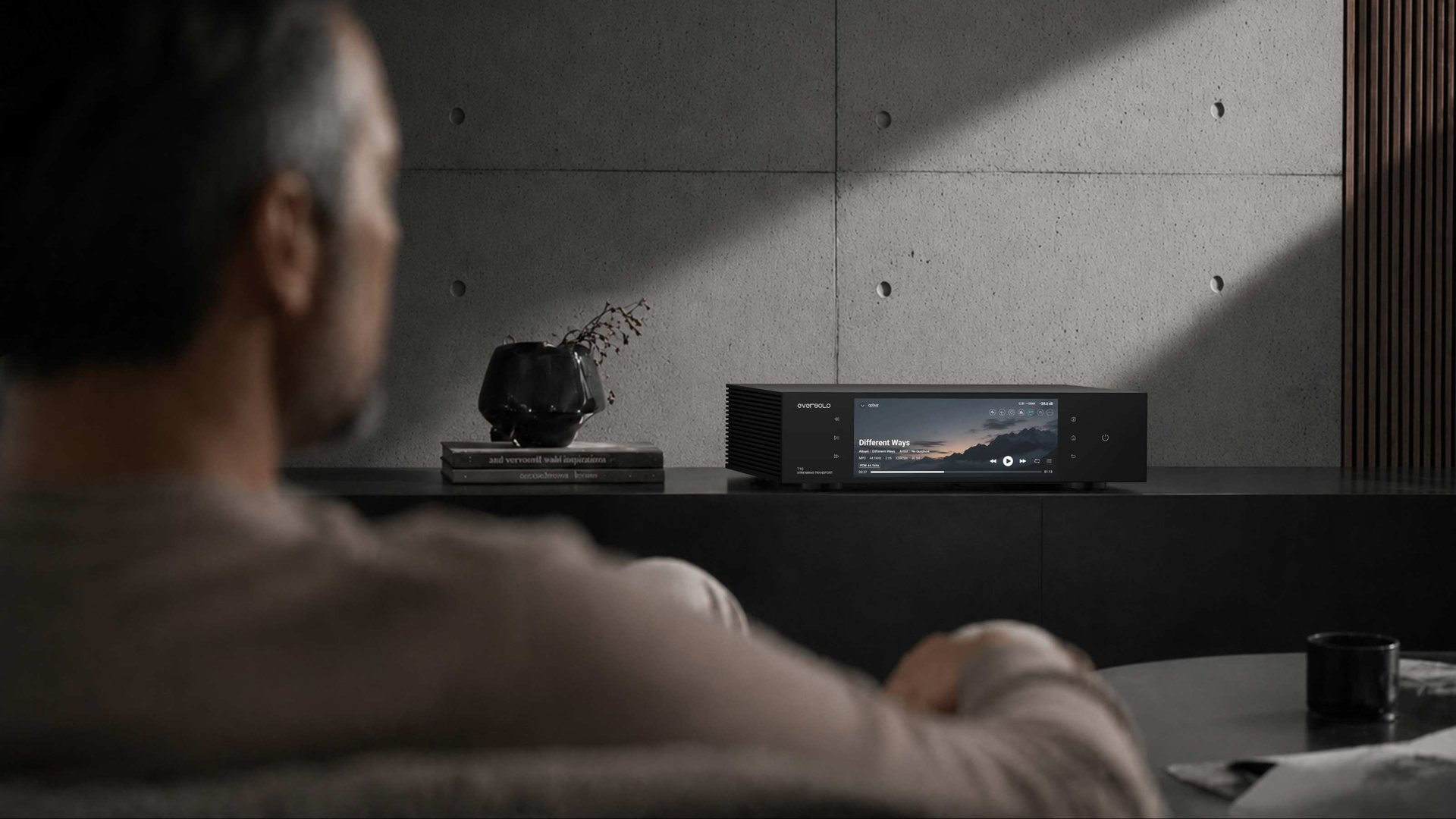 Eversolo T10 streaming transport hi-fi in ambientazione soggiorno
