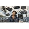 Diportista in barca sceglie i componenti dell'impianto audio nautico: casse marine, amplificatore, sorgente, torri e subwoofer