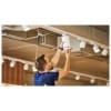 Installazione di diffusori wireless SpotTune su binario luce a soffitto in un locale