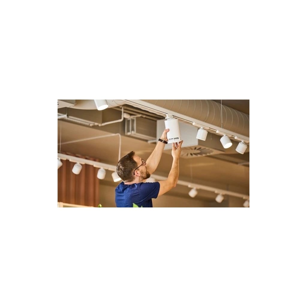 Installazione di diffusori wireless SpotTune su binario luce a soffitto in un locale