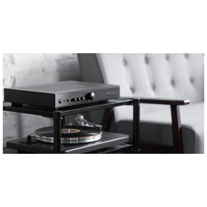 Rotel A8 in ambiente domestico con giradischi e diffusori