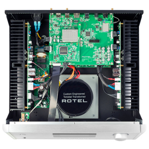Rotel RAS-5000, vista interna con trasformatore toroidale