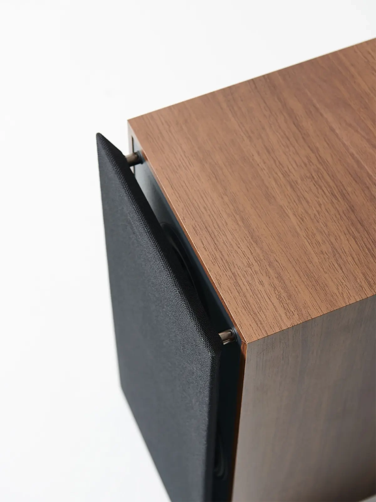 Elipson Horus 6B, Walnut/Grey, dettaglio della griglia Elipson Horus 6B, Walnut/Grey, dettaglio della griglia