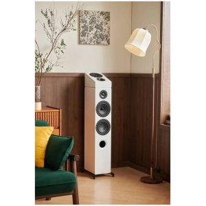 Elipson Prestige Facet II 6 ATM, sopra una colonna Facet II, in ambiente