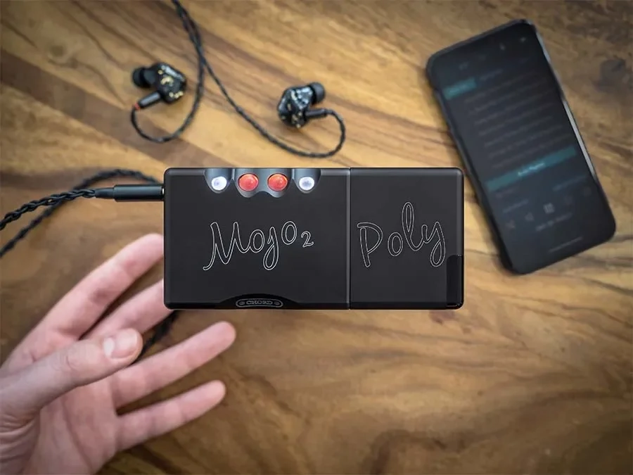 Chord Electronics Poly β in uso con Mojo 2 e smartphone Chord Electronics Poly β in uso con Mojo 2 e smartphone