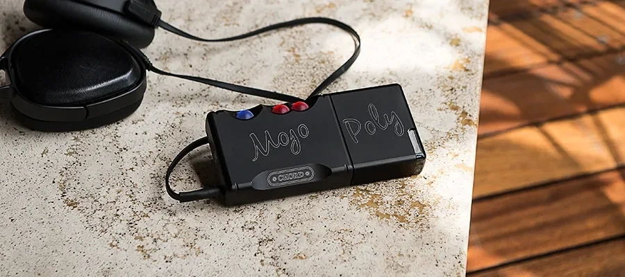 Chord Electronics Poly β in uso con Mojo 2 e cuffie Chord Electronics Poly β in uso con Mojo 2 e cuffie