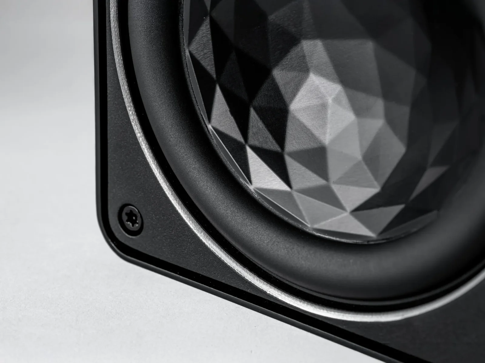 ELAC Elegant BS 312.2 diffusore da scaffale – altro dettaglio del mobile ELAC Elegant BS 312.2 diffusore da scaffale – altro dettaglio del mobile
