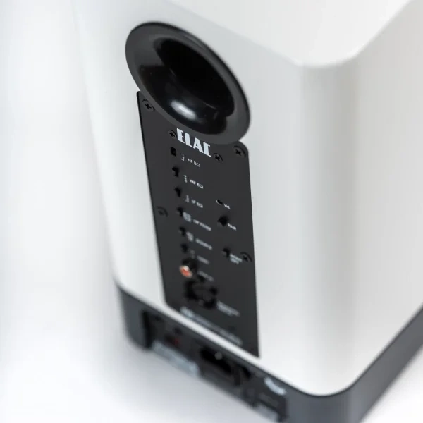 ELAC Navis ARB 51 diffusore attivo da scaffale – dettaglio della finitura bianca ELAC Navis ARB 51 diffusore attivo da scaffale – dettaglio della finitura bianca
