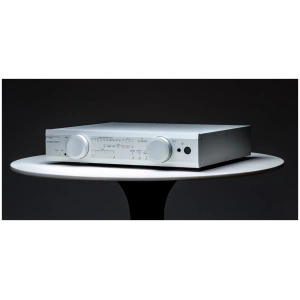 Musical Fidelity M8x DAC – ambientata su un tavolo (argento)