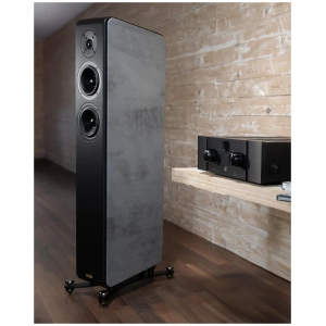 Opera Grand Mezza V2 diffusore da pavimento, in ambiente, finitura Cement Grey