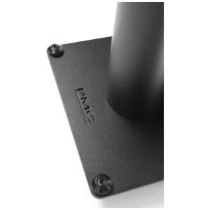 PMC P1 Stand – dettaglio della base in acciaio con logo PMC