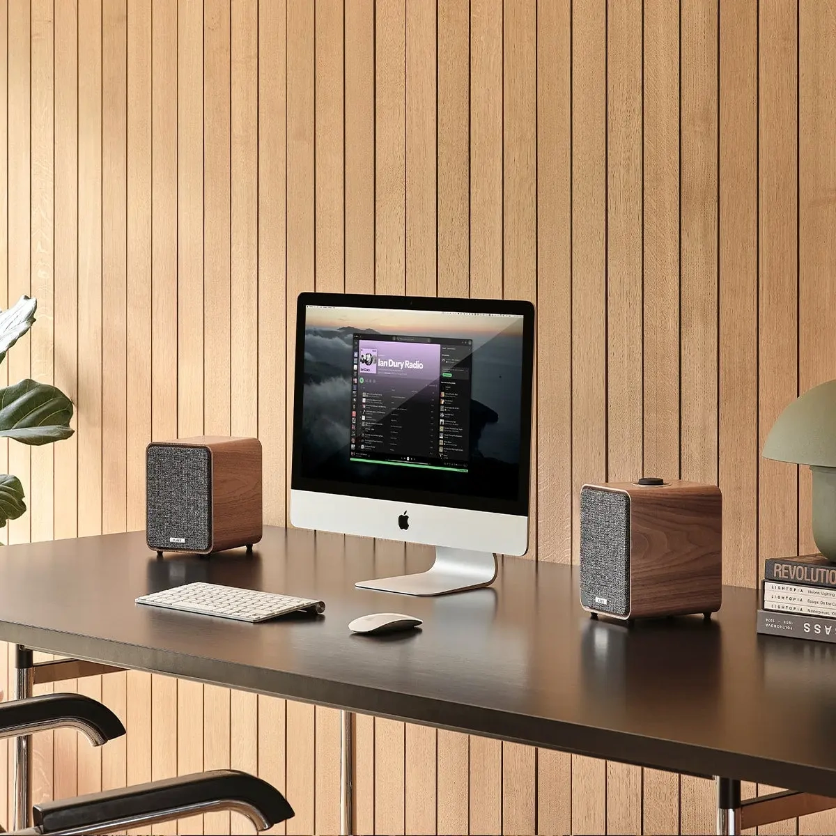 Ruark MR1 MK3 sistema di diffusori attivi Bluetooth Rich Walnut, ambientata Ruark MR1 MK3 sistema di diffusori attivi Bluetooth Rich Walnut, ambientata