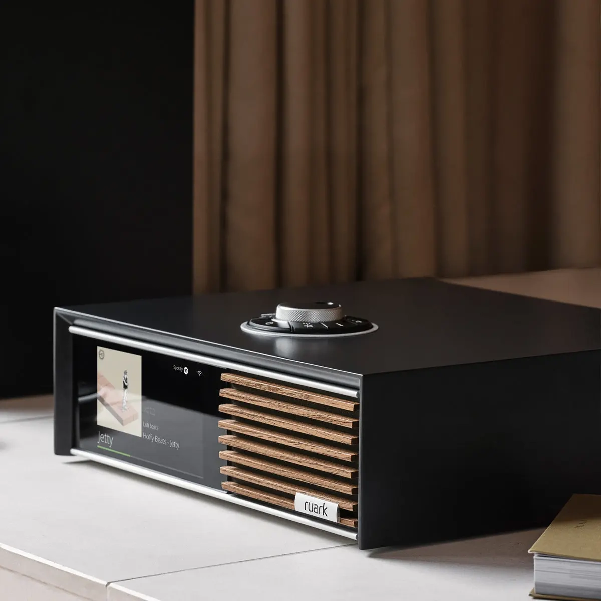 Ruark R610 amplificatore integrato streaming Charcoal, ambientata Ruark R610 amplificatore integrato streaming Charcoal, ambientata