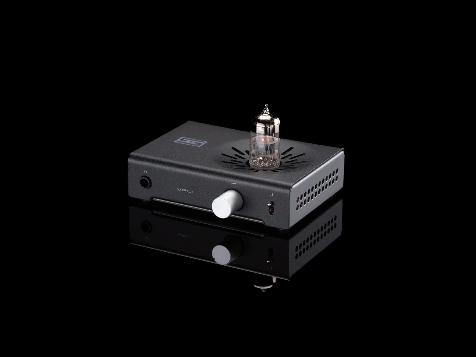 Schiit Vali 3 amplificatore per cuffie ibrido a valvola, frontale Schiit Vali 3 amplificatore per cuffie ibrido a valvola, frontale
