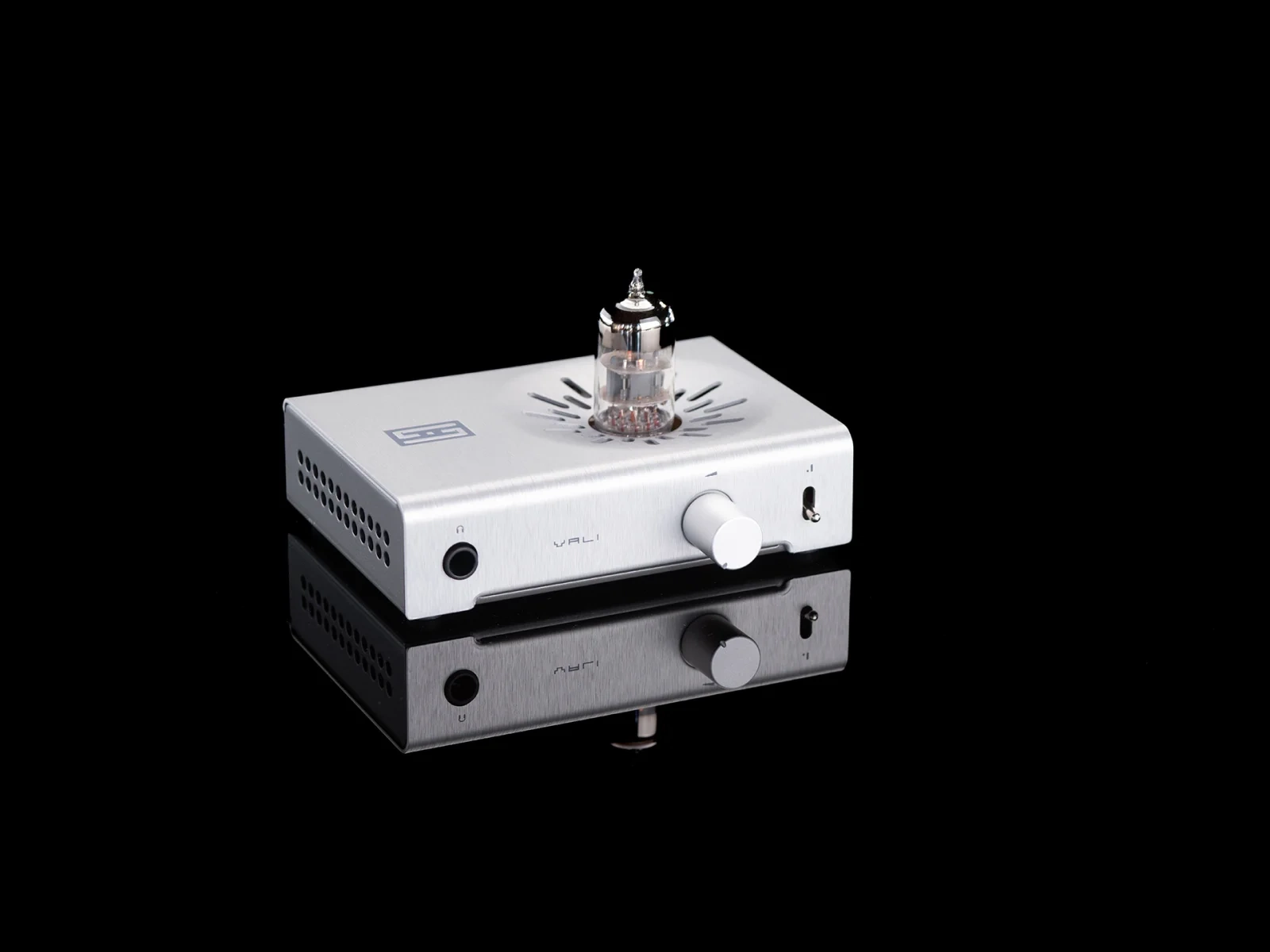 Schiit Vali 3 amplificatore per cuffie ibrido a valvola, frontale Schiit Vali 3 amplificatore per cuffie ibrido a valvola, frontale