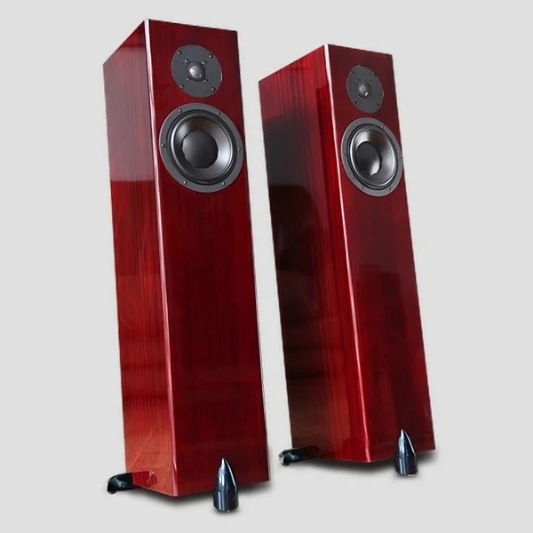 Totem Forest Signature diffusori da pavimento – Diffusore in impiallacciatura mogano, vista angolata Totem Forest Signature diffusori da pavimento – Diffusore in impiallacciatura mogano, vista angolata