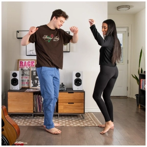 Totem KIN Play diffusori attivi Bluetooth – foto ambientata