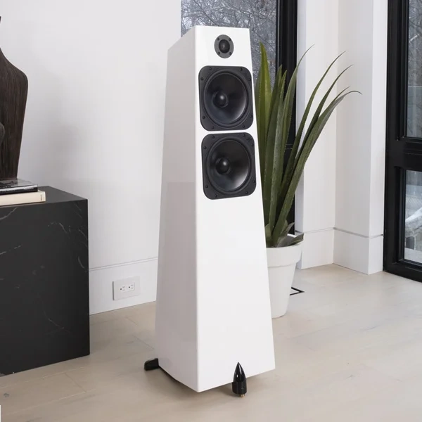Totem Element Metal V2 diffusori da pavimento – foto ambientata Totem Element Metal V2 diffusori da pavimento – foto ambientata