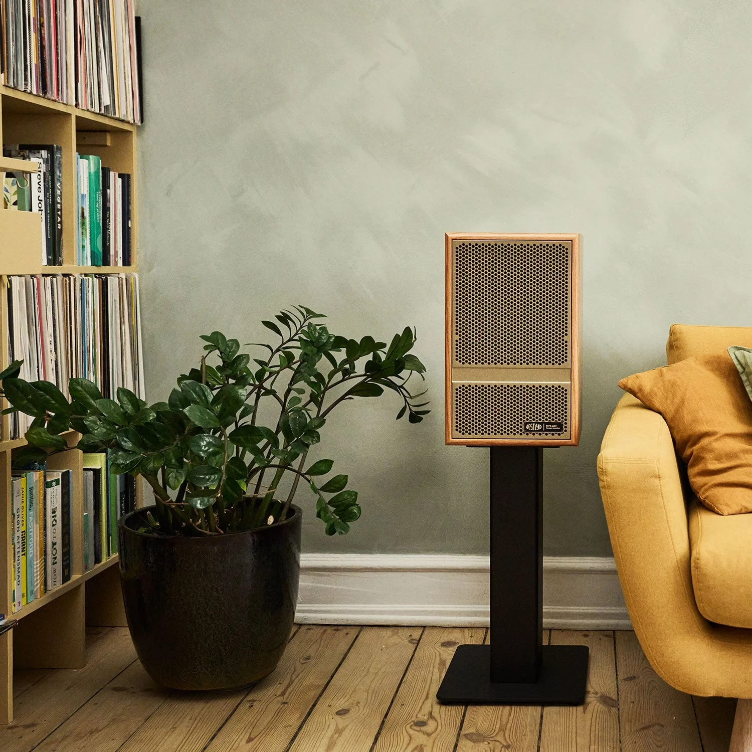 Vestlyd M-Stands stand per diffusori M6C e M8C – foto ambientata con M8C Active rovere Vestlyd M-Stands stand per diffusori M6C e M8C – foto ambientata con M8C Active rovere