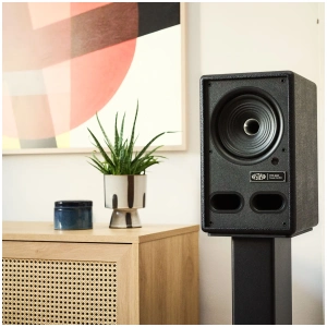 Vestlyd M-Stands stand per diffusori M6C e M8C – foto ambientata con M6C Active nere