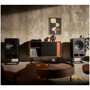 Stand Vestlyd per diffusori V15C – foto ambientata con V15C