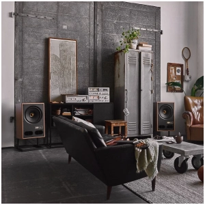 Vestlyd V12C diffusore da stand coassiale – foto ambientata, finitura rovere